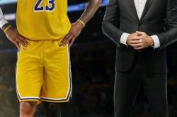 JJB-詹姆斯巅峰对决，浓眉哥与80激战公牛分钟，连败胜负难料！的简单介绍