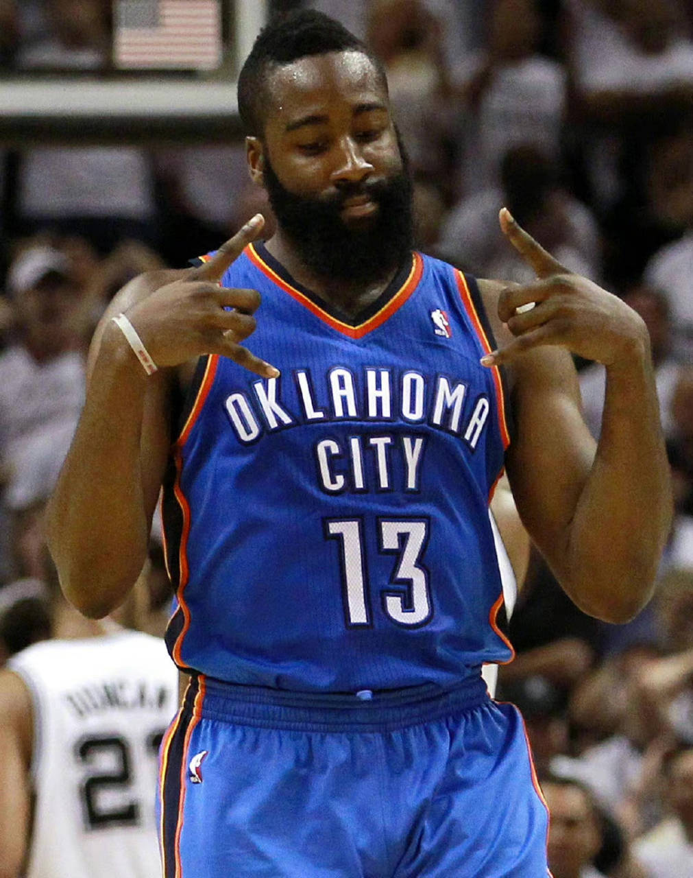  哈登重返赛场，战术调整首场状态出色，DWG观众沸腾！全场沸腾不已