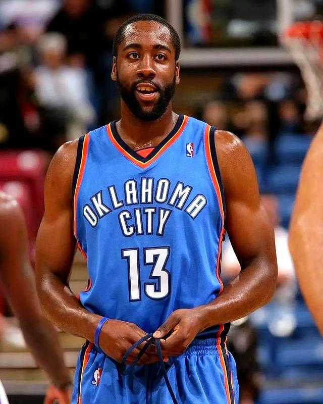  哈登重返赛场，战术调整首场状态出色，DWG观众沸腾！全场沸腾不已